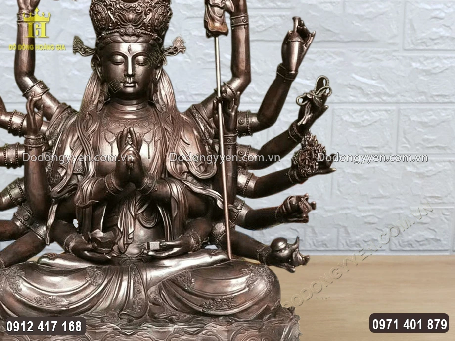 Tay tr&aacute;i của Phật Chuẩn Đề cầm c&aacute;c ph&aacute;p kh&iacute; tượng trưng cho tr&iacute; tuệ